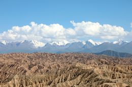 Каньоны Ак-Сай с видом на горы Терскей Ала-Тоо