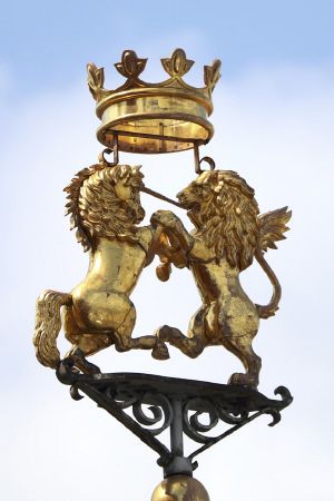 Lion and unicorn on the spire of the building of the State Historical Museum in Moscow 02.jpg