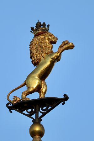 Lion on the spire of the building of the State Historical Museum in Moscow 02.jpg