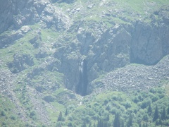 Общий вид на водопад из ущелья