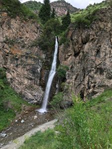 Большой водопад в ущелье