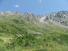 Скалистые горы и вершины в ущелье