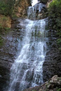 Фото у водопада девушки