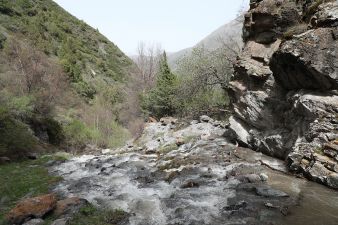 Река у подножья водопада