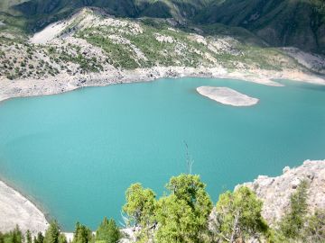 Вид со склона горы у озера